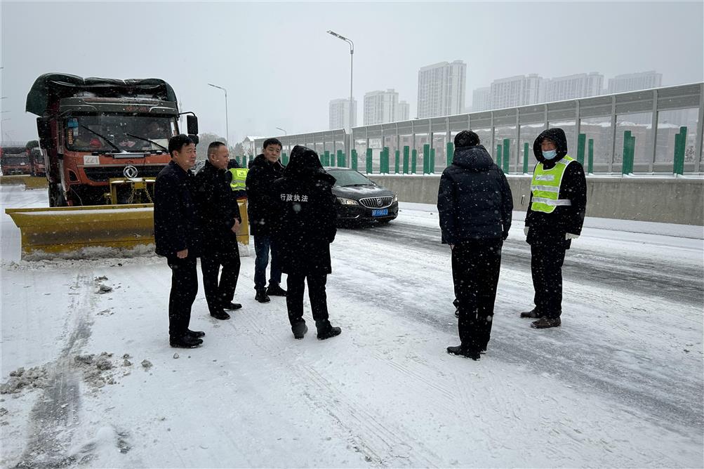 交通實(shí)業(yè)徹夜奮戰(zhàn)，除雪融冰保暢行